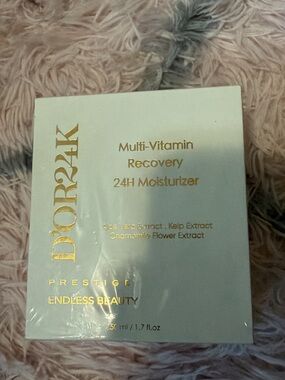 Multi-Vitamin Recovery 24H Moisturizer - White